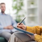 man som sitter hos psykolog