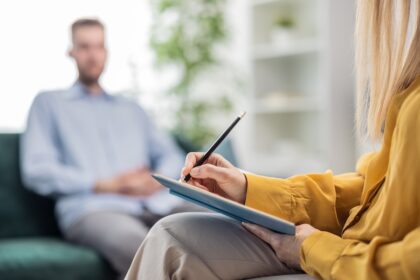 man som sitter hos psykolog