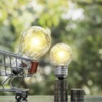 Glödlampa i kundvagn symboliserar elmarknaden