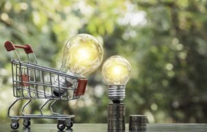 Glödlampa i kundvagn symboliserar elmarknaden