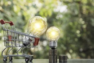 Glödlampa i kundvagn symboliserar elmarknaden