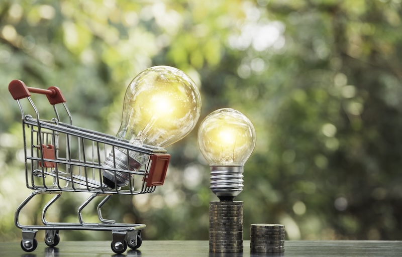 Glödlampa i kundvagn symboliserar elmarknaden