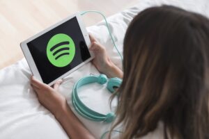 Tjej som lyssnar på Spotify