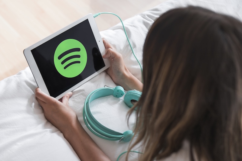 Tjej som lyssnar på Spotify