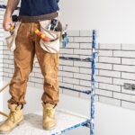 Man som renoverar badrum