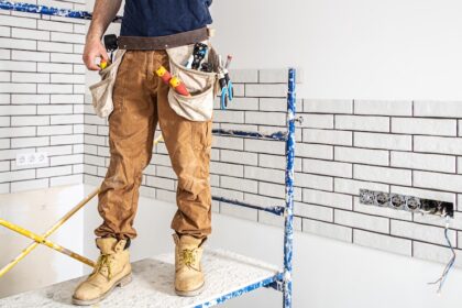 Man som renoverar badrum